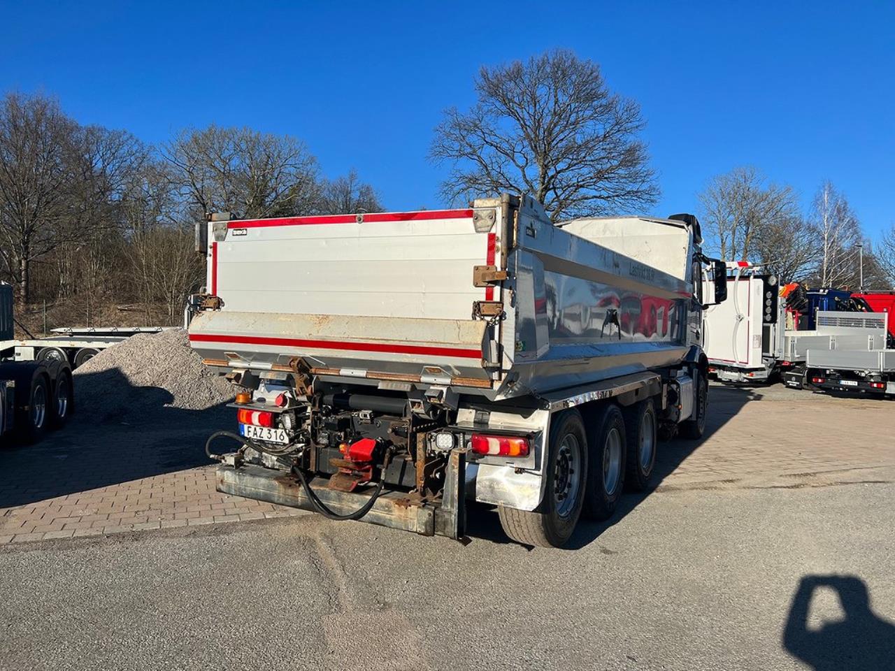 Mercedes-Benz Arocs 3251 Tippbil Plogutrustad Underbett 2016 - Tipp