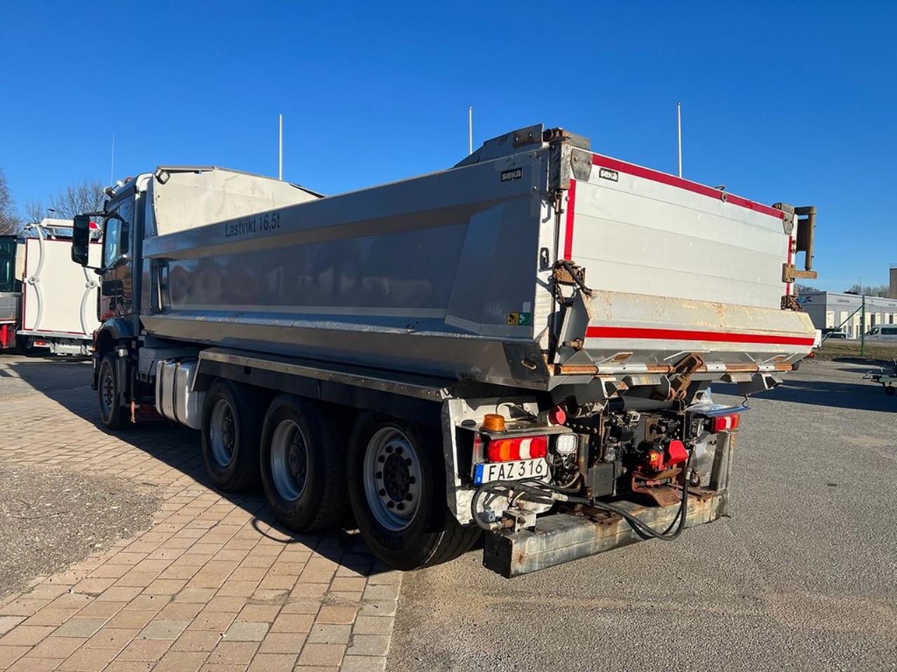 Mercedes-Benz Arocs 3251 Tippbil Plogutrustad Underbett 2016 - Tipp
