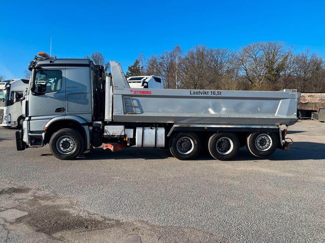 Mercedes-Benz Arocs 3251 Tippbil Plogutrustad Underbett 2016 - Tipp