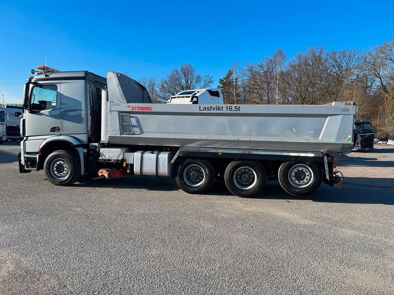 Mercedes-Benz Arocs 3251 Tippbil Plogutrustad Underbett 2016 - Tipp