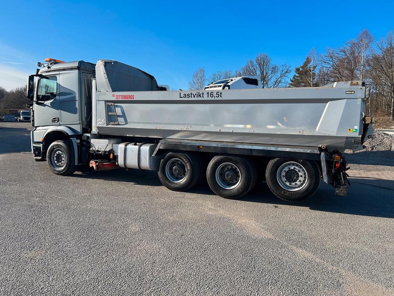 Mercedes-Benz Arocs 3251 Tippbil Plogutrustad Underbett 2016 - Tipp