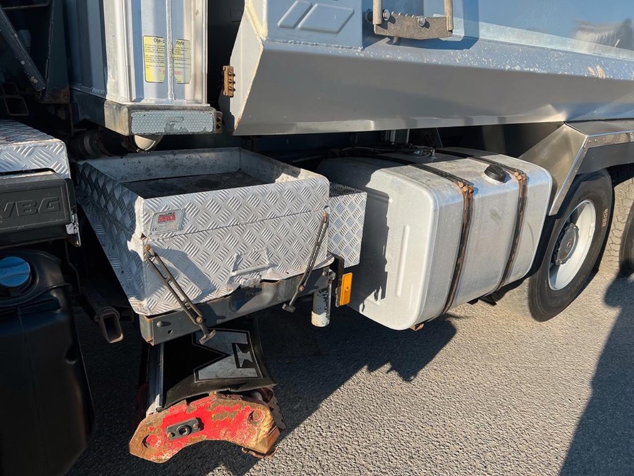 Mercedes-Benz Arocs 3251 Tippbil Plogutrustad Underbett 2016 - Tipp