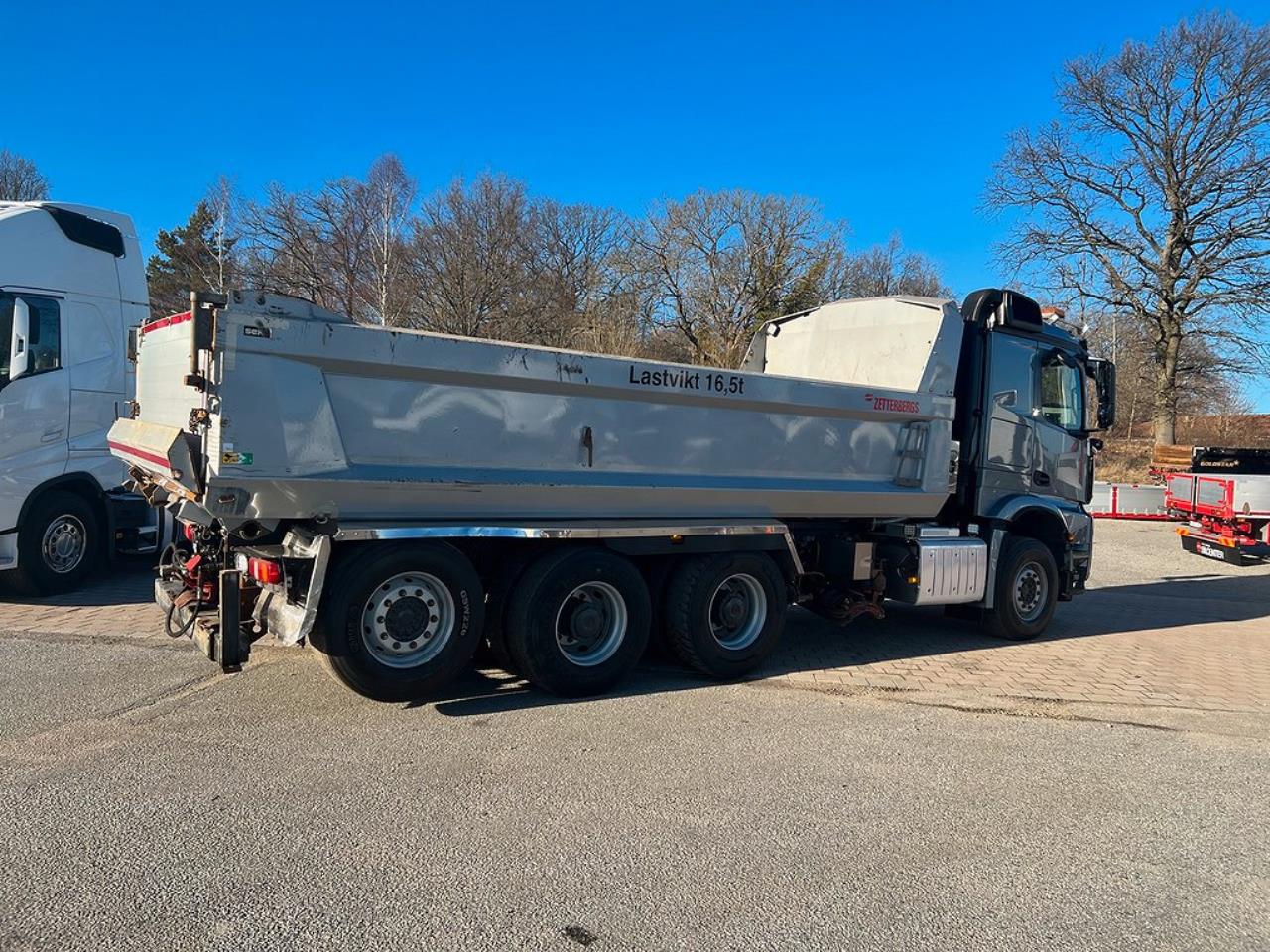 Mercedes-Benz Arocs 3251 Tippbil Plogutrustad Underbett 2016 - Tipp