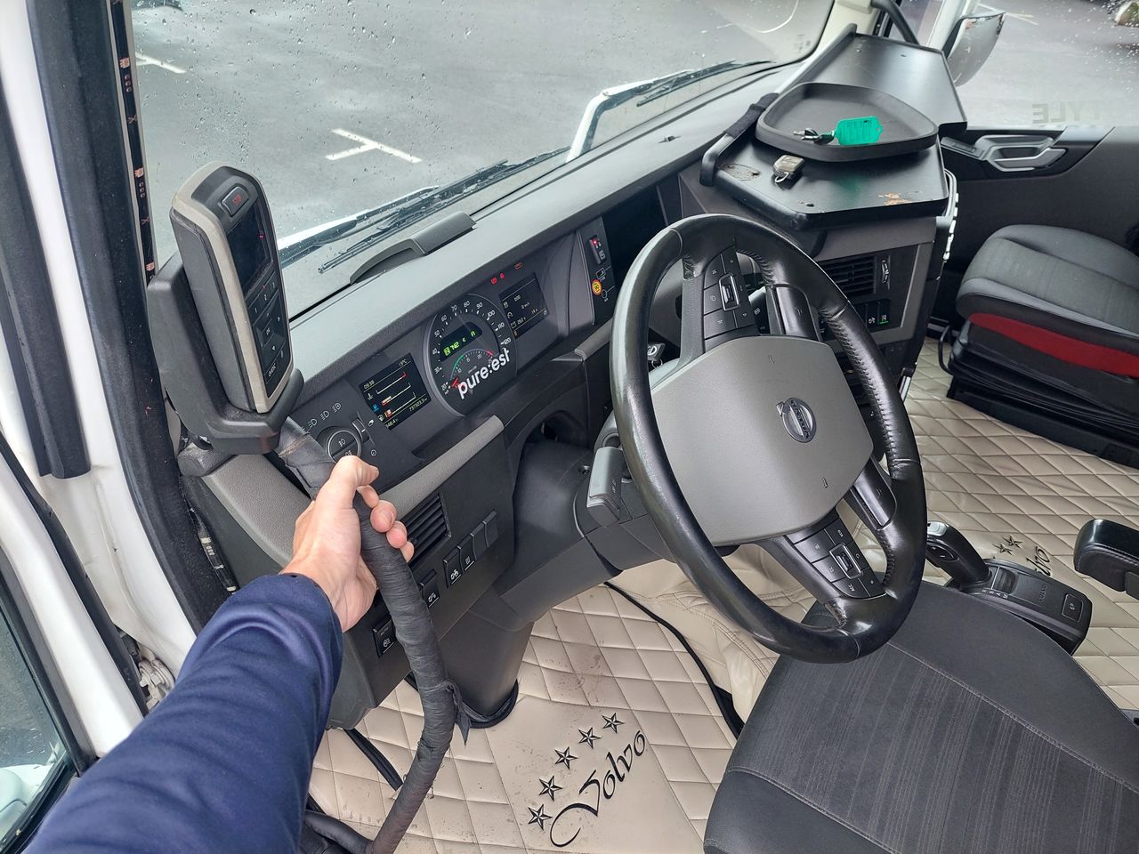 Volvo FH 6x2 Skåpbil 2015 - Skåp