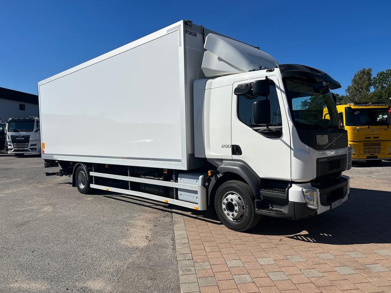 Volvo FL 250 4x2 Skåpbil Öppningsbar sida, Skåpsvärme Euro 6 2019 - Skåp