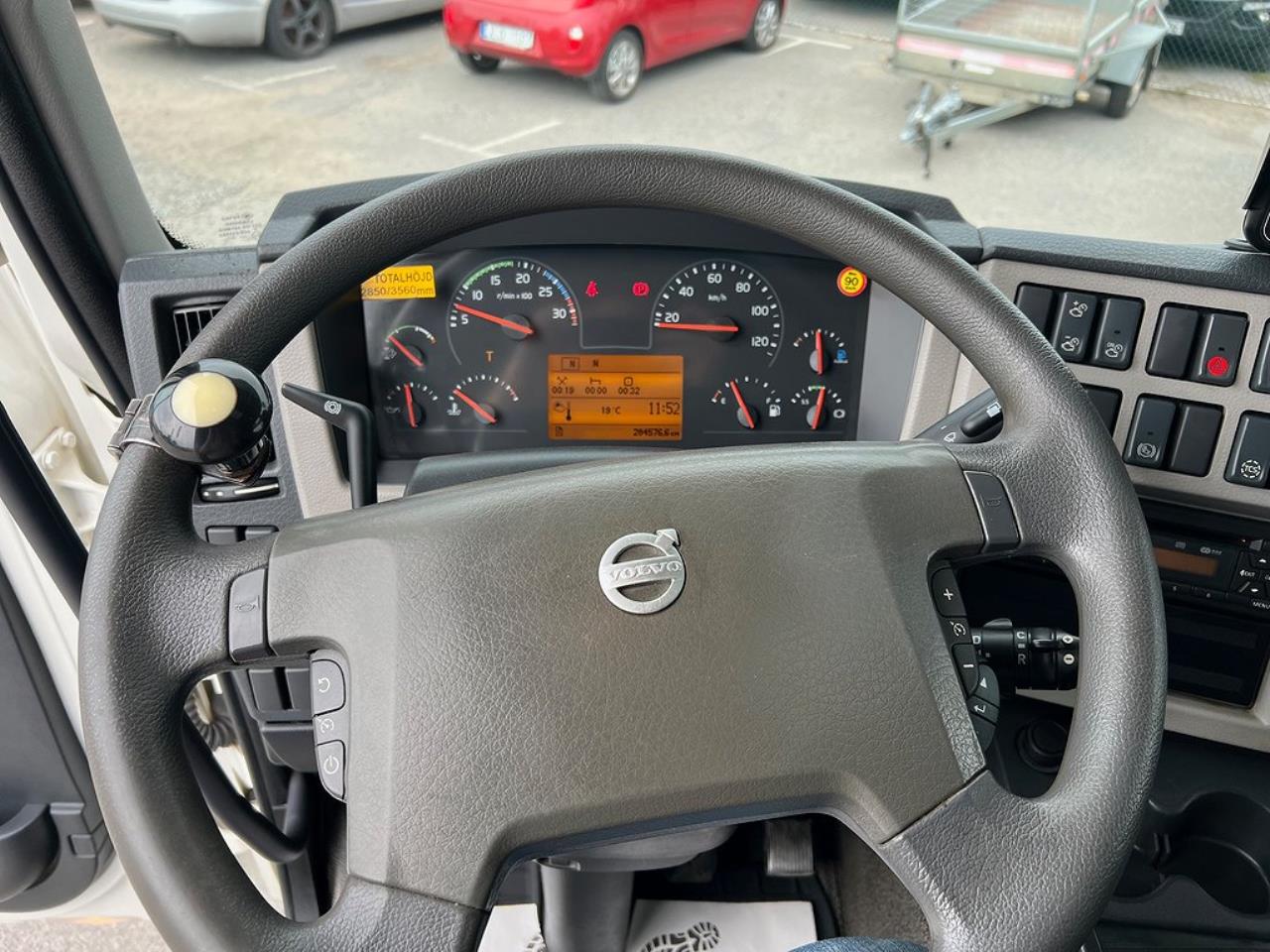 Volvo FL 240 4x2 Skåpbil Höj/Sänkbart tak 2017 - Skåp