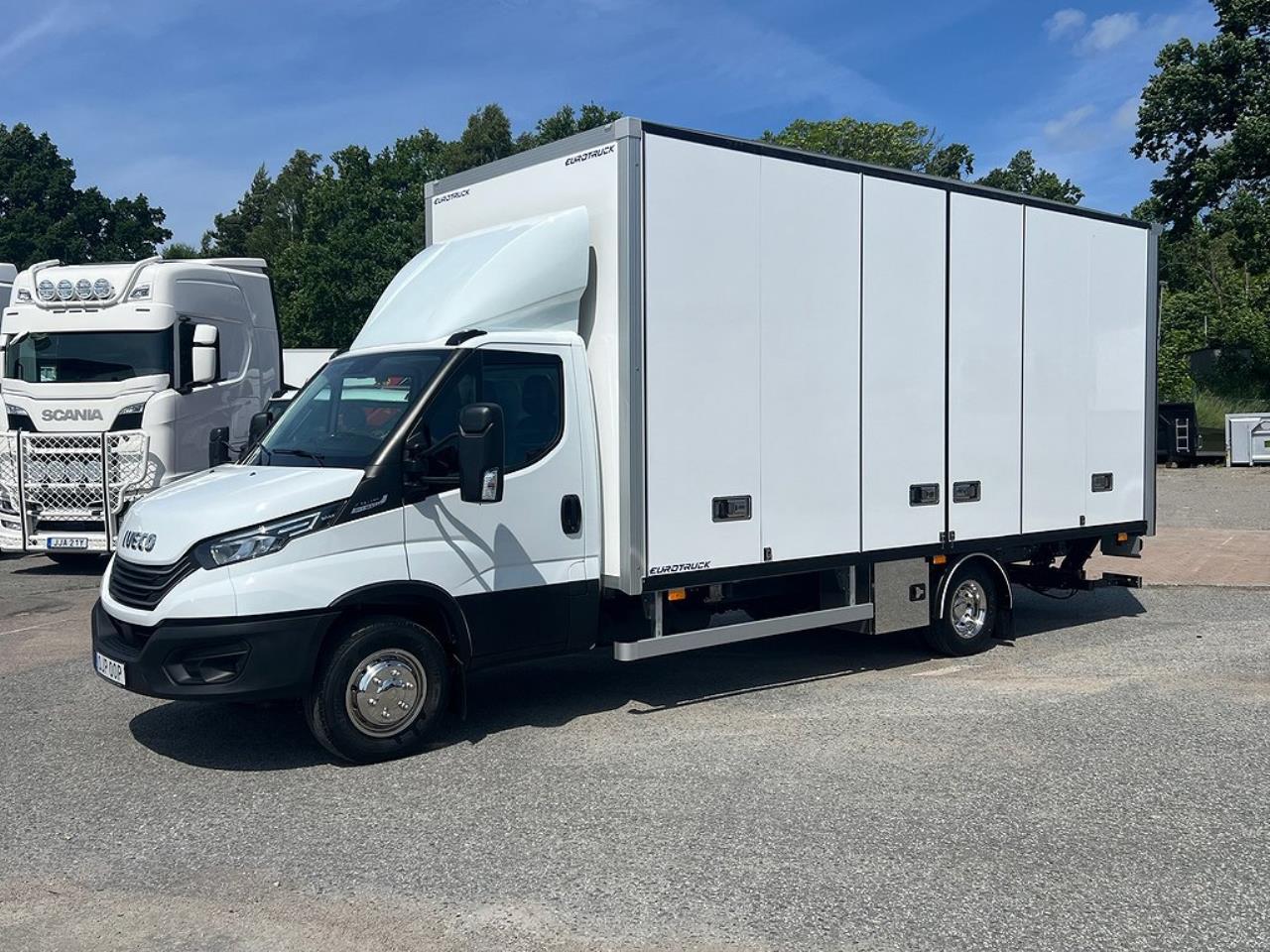 Iveco Daily 72C18 A8 Skåpbil Öppningsbarsida Fullutrustad 2024 - Skåp