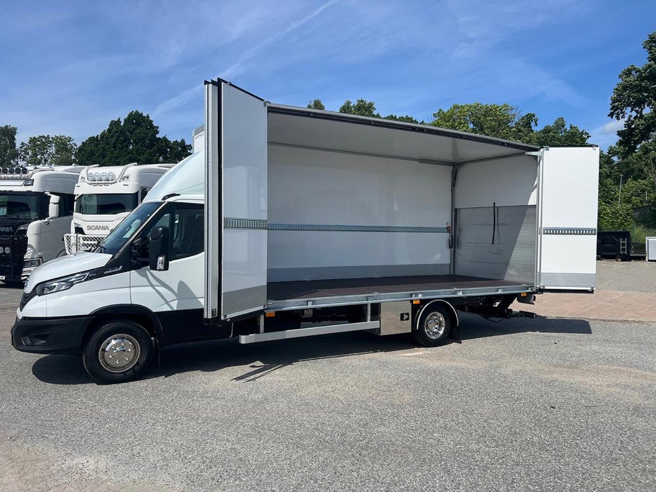 Iveco Daily 72C18 A8 Skåpbil Öppningsbarsida Fullutrustad 2024 - Skåp