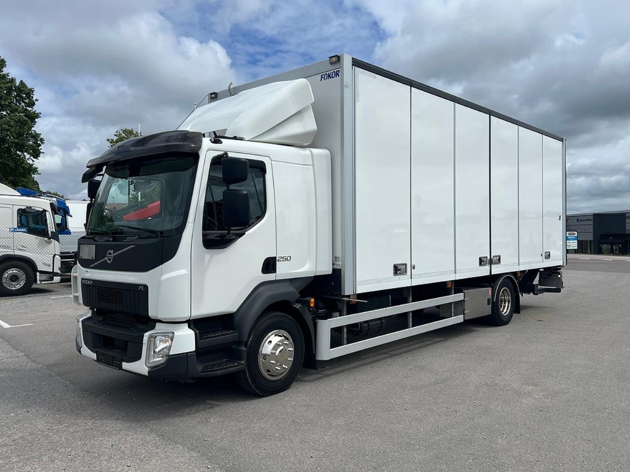 Volvo FL250 4x2 Skåpbil Öppningsbar sida Skåpsvärme Euro 6 2019 - Skåp