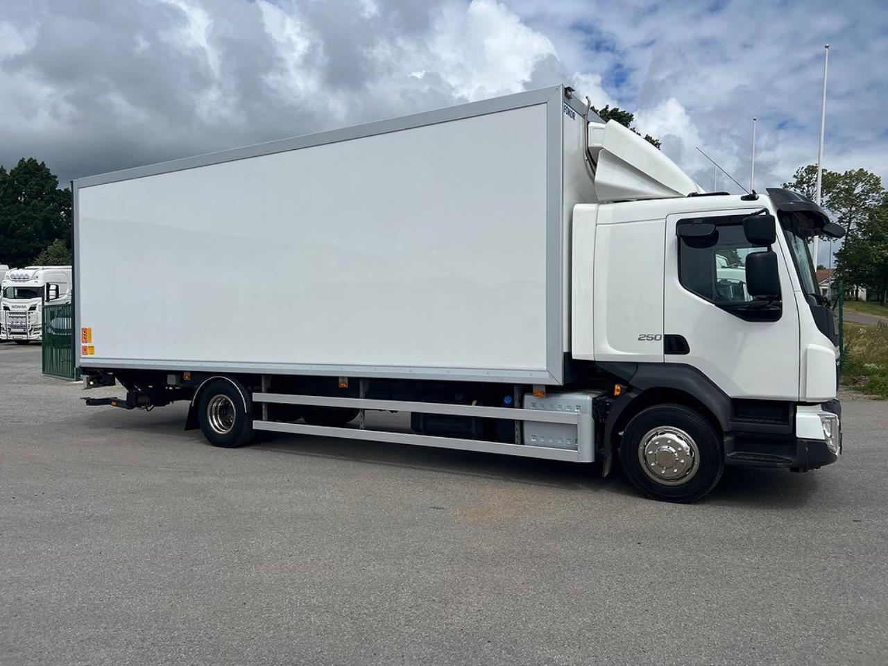 Volvo FL250 4x2 Skåpbil Öppningsbar sida Skåpsvärme Euro 6 2019 - Skåp