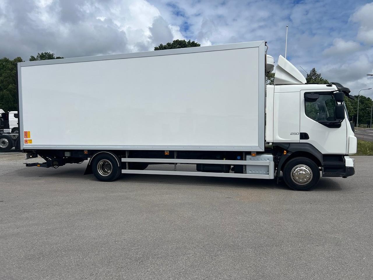 Volvo FL250 4x2 Skåpbil Öppningsbar sida Skåpsvärme Euro 6 2019 - Skåp