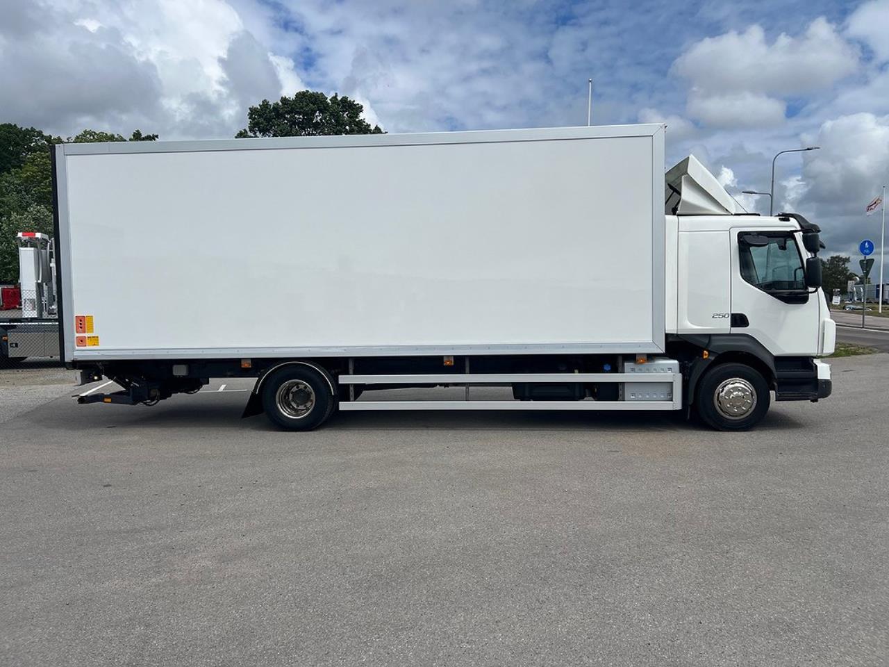 Volvo FL250 4x2 Skåpbil Öppningsbar sida Skåpsvärme Euro 6 2019 - Skåp