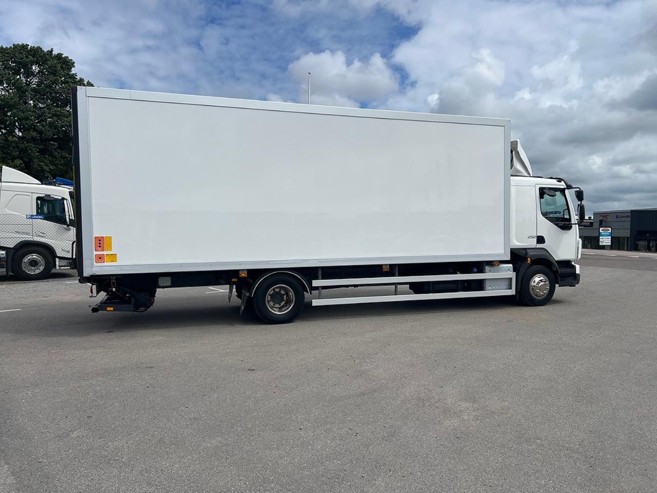 Volvo FL250 4x2 Skåpbil Öppningsbar sida Skåpsvärme Euro 6 2019 - Skåp