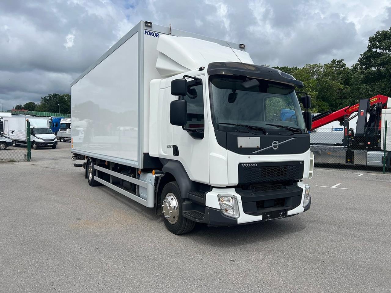 Volvo FL250 4x2 Skåpbil Öppningsbar sida Skåpsvärme Euro 6 2019 - Skåp