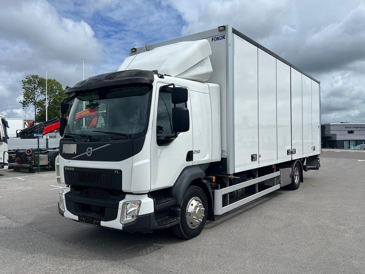 Volvo FL250 4x2 Skåpbil Öppningsbar sida Skåpsvärme Euro 6 2019 - Skåp