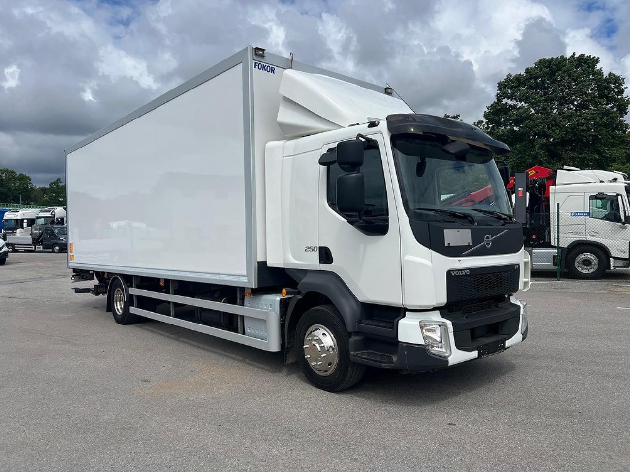 Volvo FL250 4x2 Skåpbil Öppningsbar sida Skåpsvärme Euro 6 2019 - Skåp