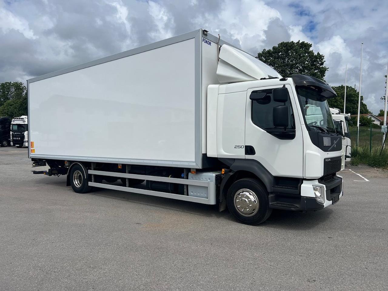 Volvo FL250 4x2 Skåpbil Öppningsbar sida Skåpsvärme Euro 6 2019 - Skåp