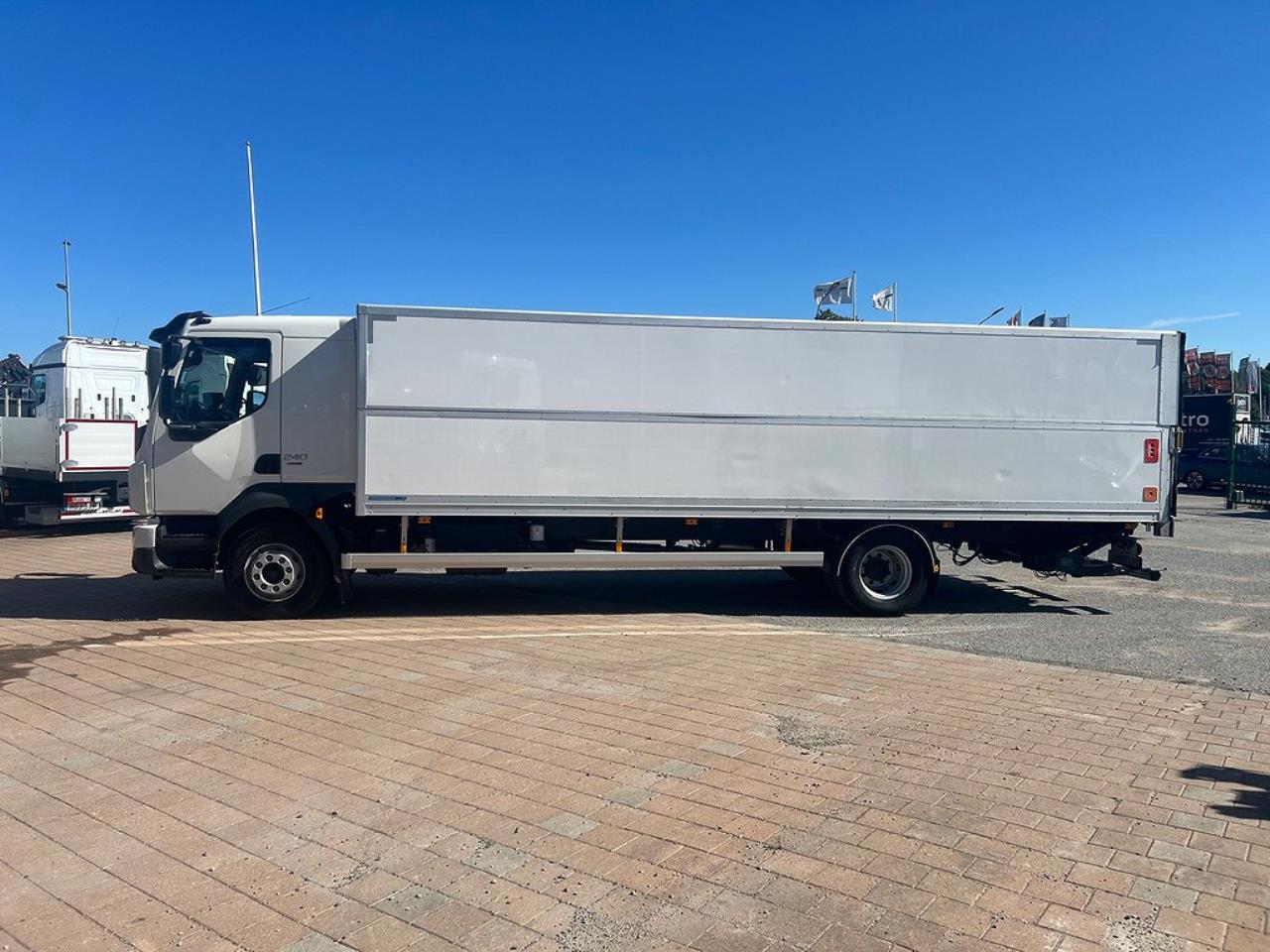 Volvo FL240 4x2 Skåpbil Höj/Sänkbart Tak 18 Pall, Euro 6 2017 - Skåp