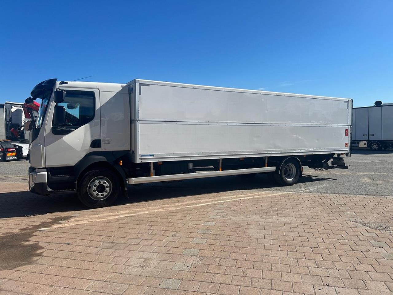 Volvo FL240 4x2 Skåpbil Höj/Sänkbart Tak 18 Pall, Euro 6 2017 - Skåp