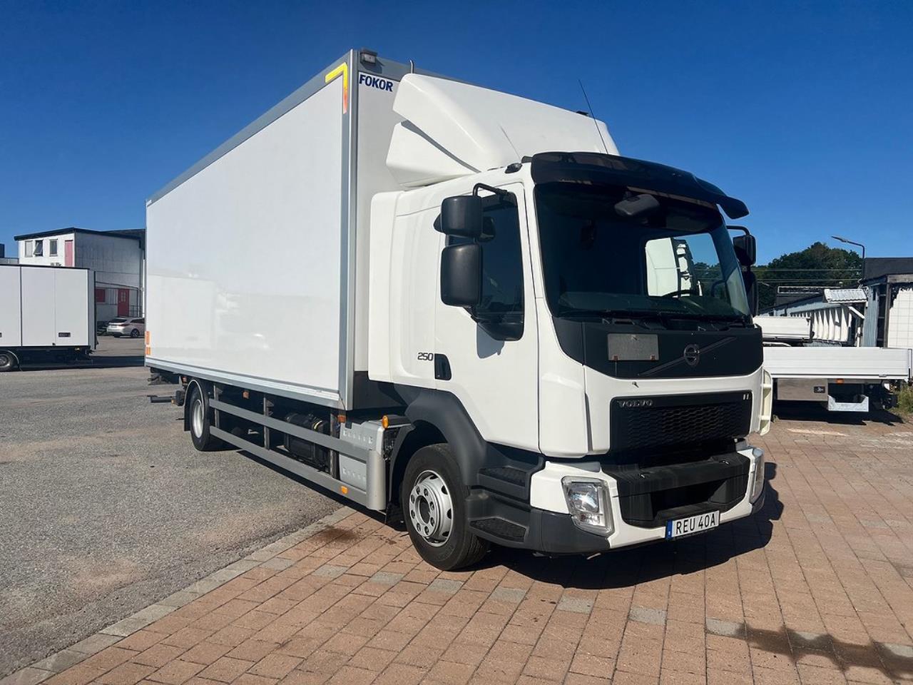 Volvo FL 250 4x2 Skåpbil Öppningsbar sida, Skåpsvärme Euro 6 2019 - Skåp