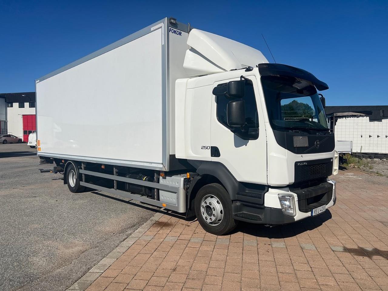 Volvo FL 250 4x2 Skåpbil Öppningsbar sida, Skåpsvärme Euro 6 2019 - Skåp