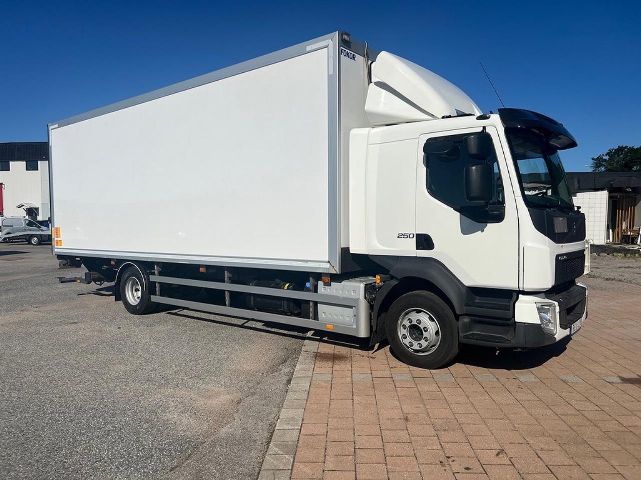 Volvo FL 250 4x2 Skåpbil Öppningsbar sida, Skåpsvärme Euro 6 2019 - Skåp