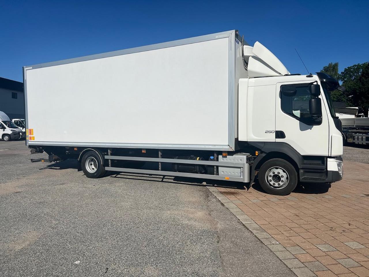 Volvo FL 250 4x2 Skåpbil Öppningsbar sida, Skåpsvärme Euro 6 2019 - Skåp