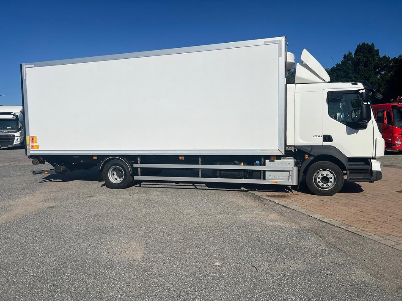 Volvo FL 250 4x2 Skåpbil Öppningsbar sida, Skåpsvärme Euro 6 2019 - Skåp