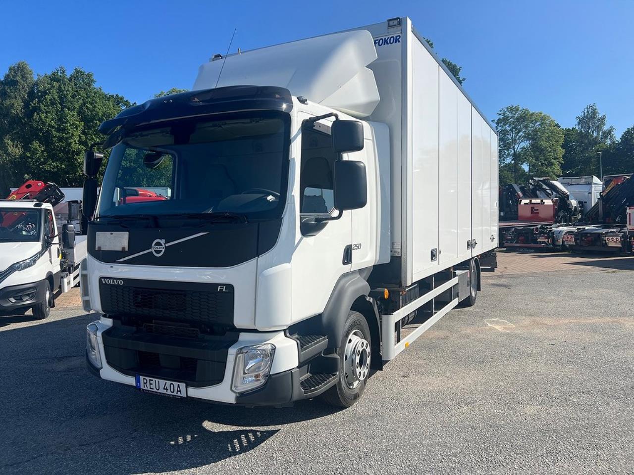 Volvo FL 250 4x2 Skåpbil Öppningsbar sida, Skåpsvärme Euro 6 2019 - Skåp