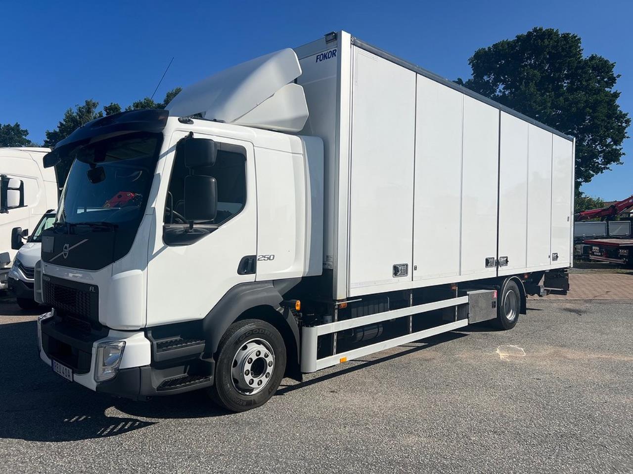 Volvo FL 250 4x2 Skåpbil Öppningsbar sida, Skåpsvärme Euro 6 2019 - Skåp