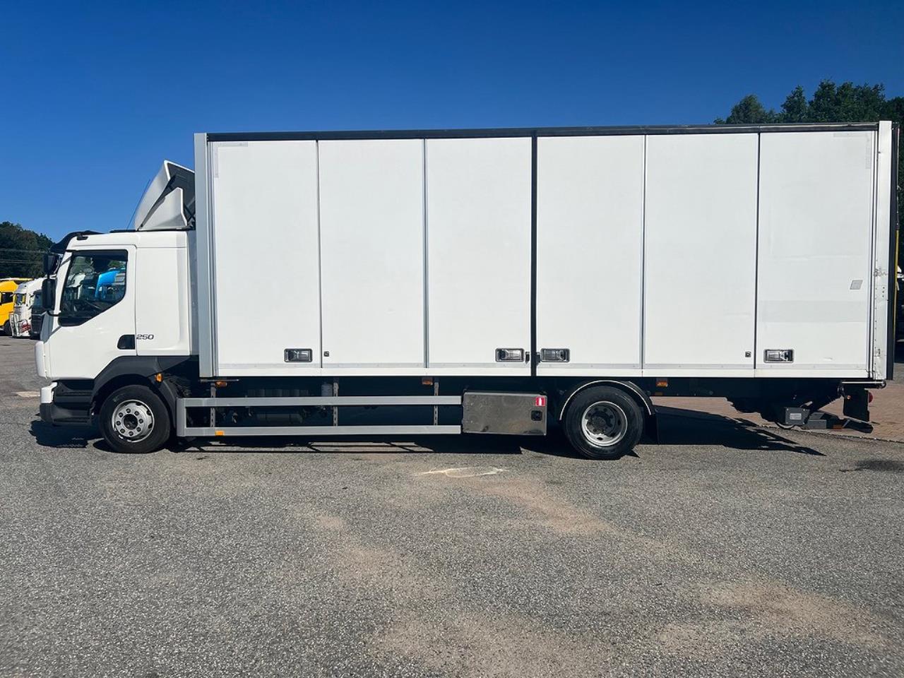 Volvo FL 250 4x2 Skåpbil Öppningsbar sida, Skåpsvärme Euro 6 2019 - Skåp