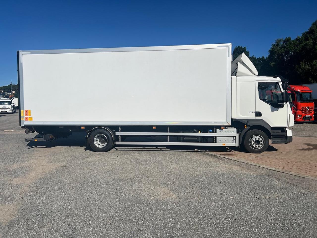 Volvo FL 250 4x2 Skåpbil Öppningsbar sida, Skåpsvärme Euro 6 2019 - Skåp