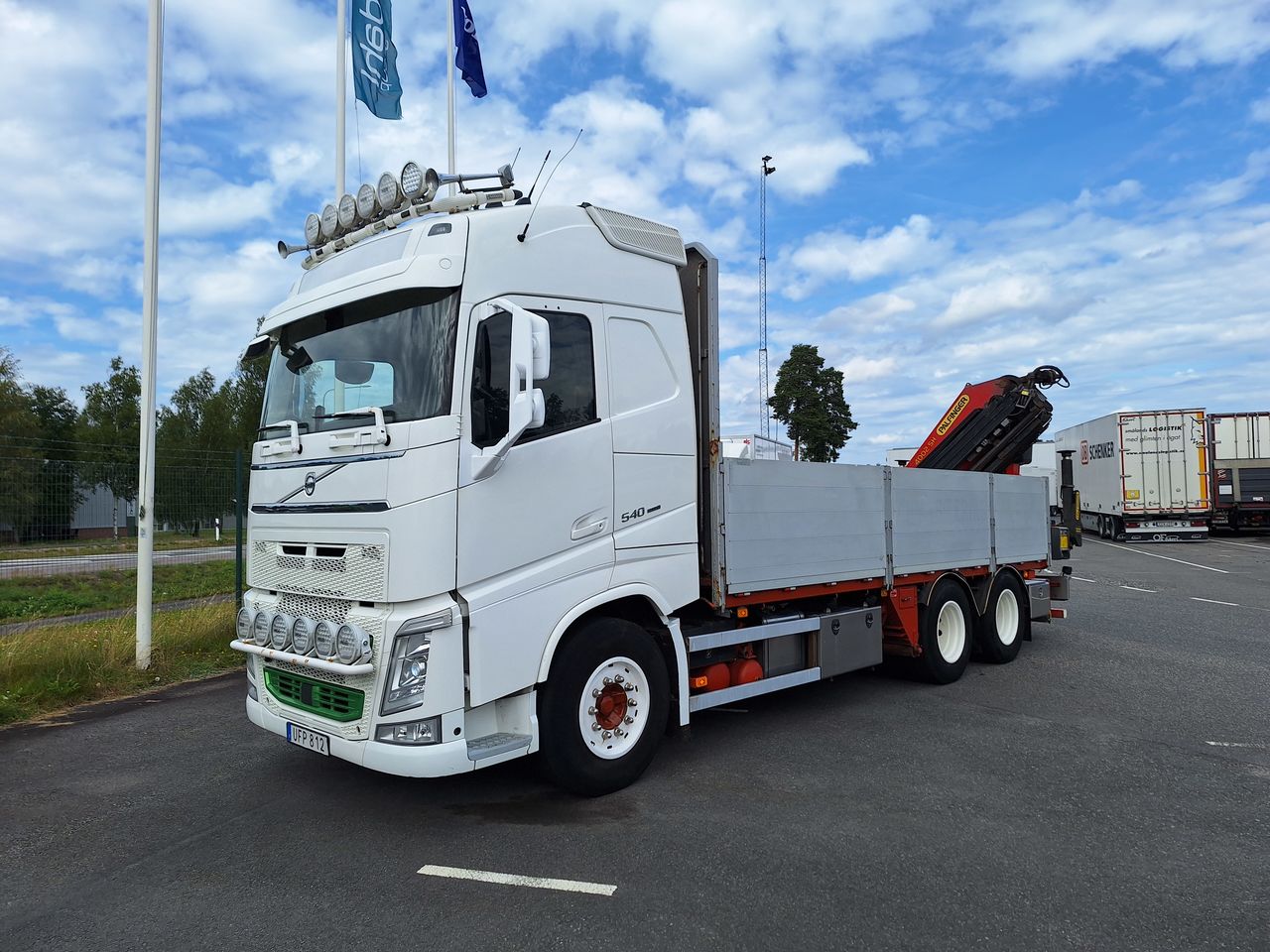 Volvo FH 6x4 Flak och kran 2018 - Flak