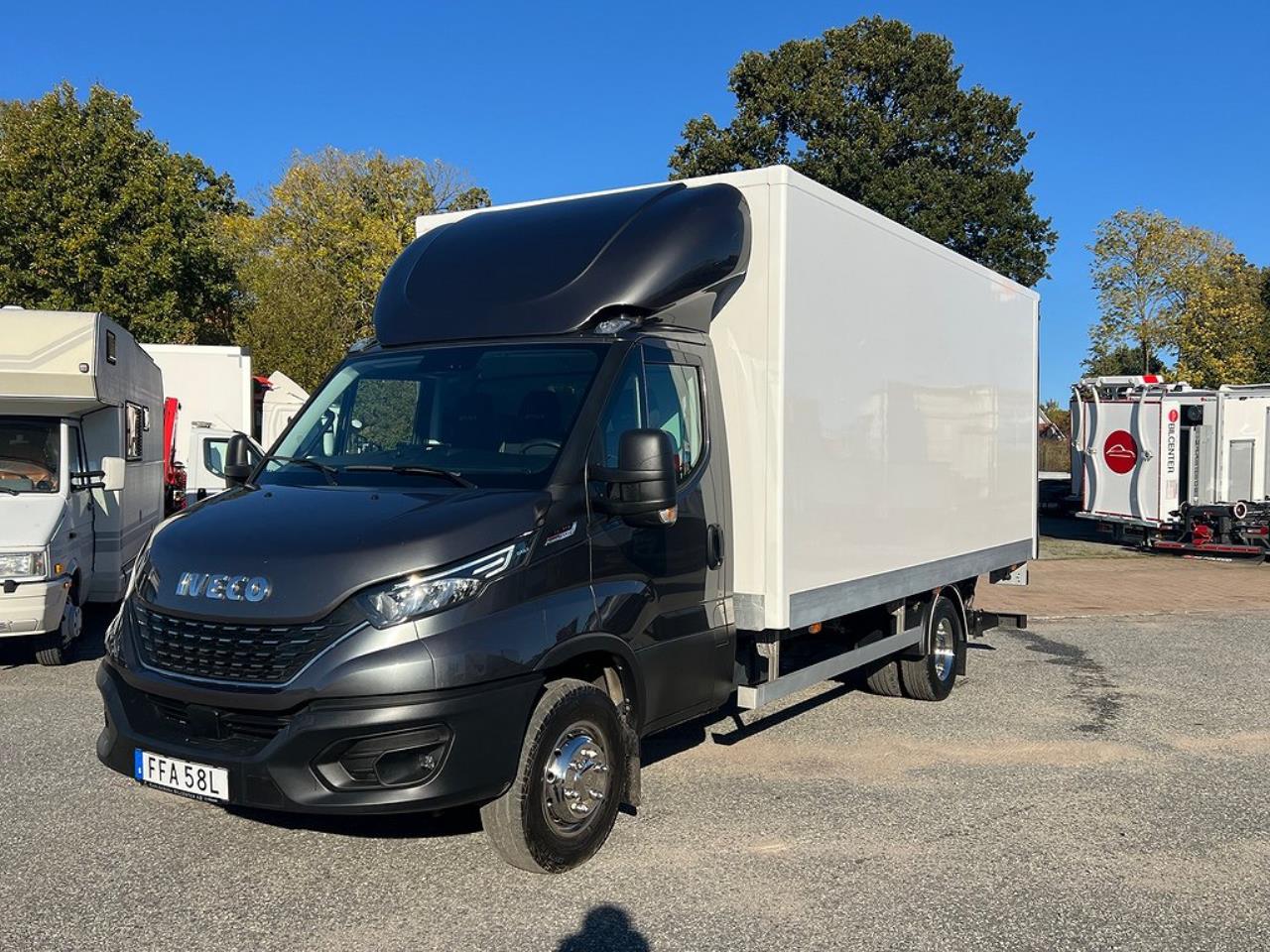 Iveco Daily 72C21 Automat Skåpbil Z-Lift Lastvikt 3560 Kg 2022 - Lätta Transporter