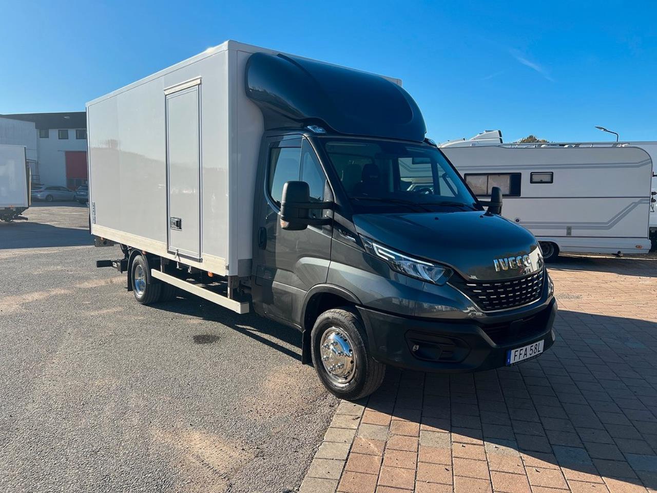 Iveco Daily 72C21 Automat Skåpbil Z-Lift Lastvikt 3560 Kg 2022 - Lätta Transporter