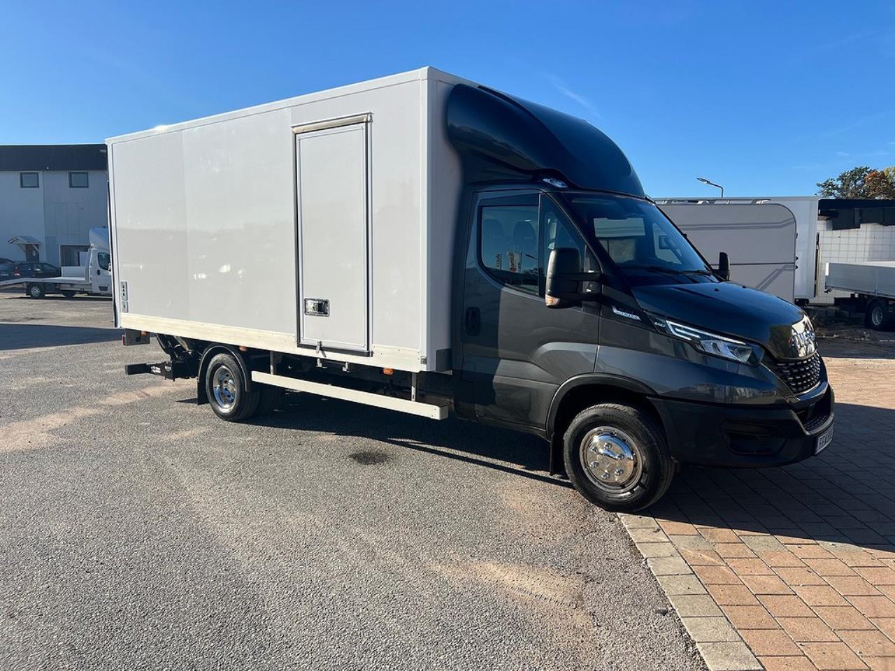 Iveco Daily 72C21 Automat Skåpbil Z-Lift Lastvikt 3560 Kg 2022 - Lätta Transporter