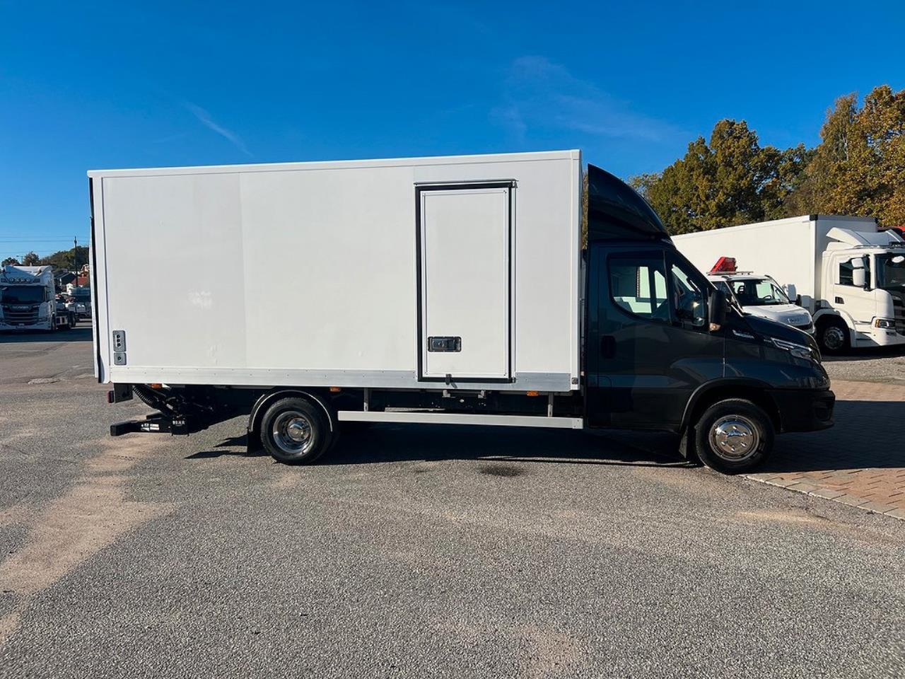 Iveco Daily 72C21 Automat Skåpbil Z-Lift Lastvikt 3560 Kg 2022 - Lätta Transporter