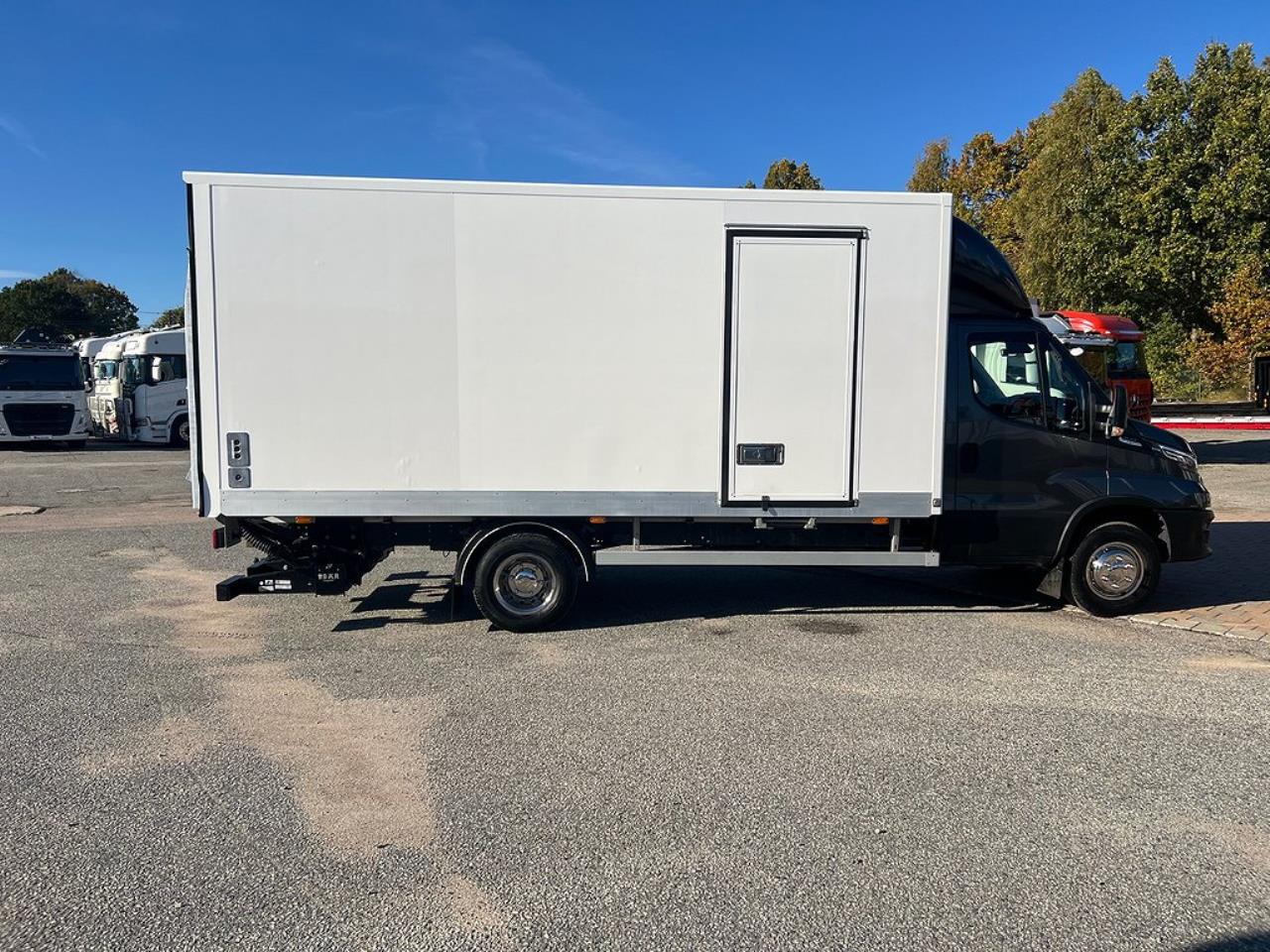 Iveco Daily 72C21 Automat Skåpbil Z-Lift Lastvikt 3560 Kg 2022 - Lätta Transporter