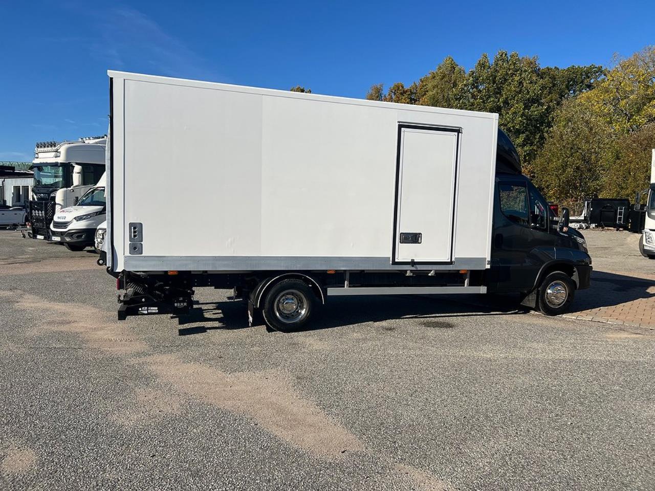 Iveco Daily 72C21 Automat Skåpbil Z-Lift Lastvikt 3560 Kg 2022 - Lätta Transporter