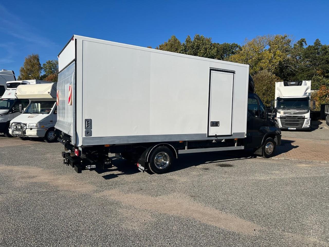 Iveco Daily 72C21 Automat Skåpbil Z-Lift Lastvikt 3560 Kg 2022 - Lätta Transporter