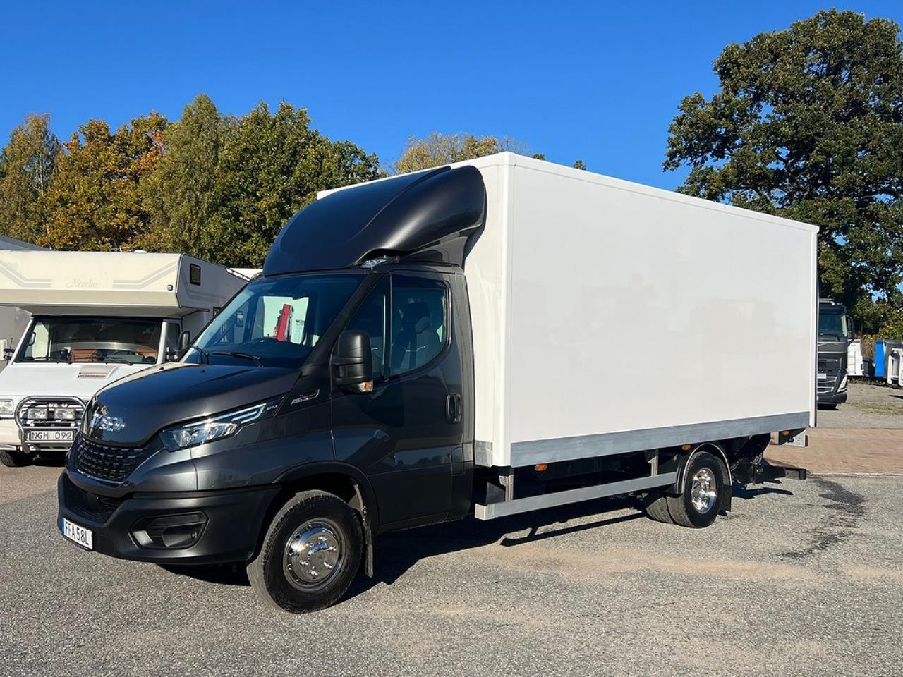 Iveco Daily 72C21 Automat Skåpbil Z-Lift Lastvikt 3560 Kg 2022 - Lätta Transporter