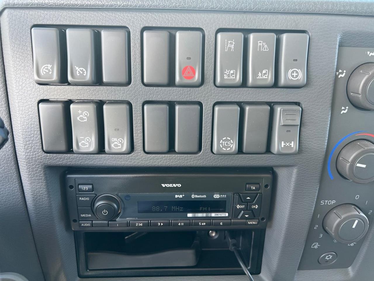 Volvo FL250 4x2 TMA & Kran Skåp & Flak, Bil för Däckservice 2025 - Kran
