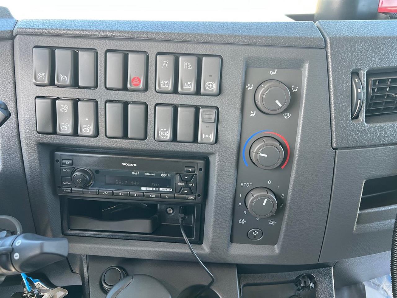 Volvo FL250 4x2 TMA & Kran Skåp & Flak, Bil för Däckservice 2025 - Kran