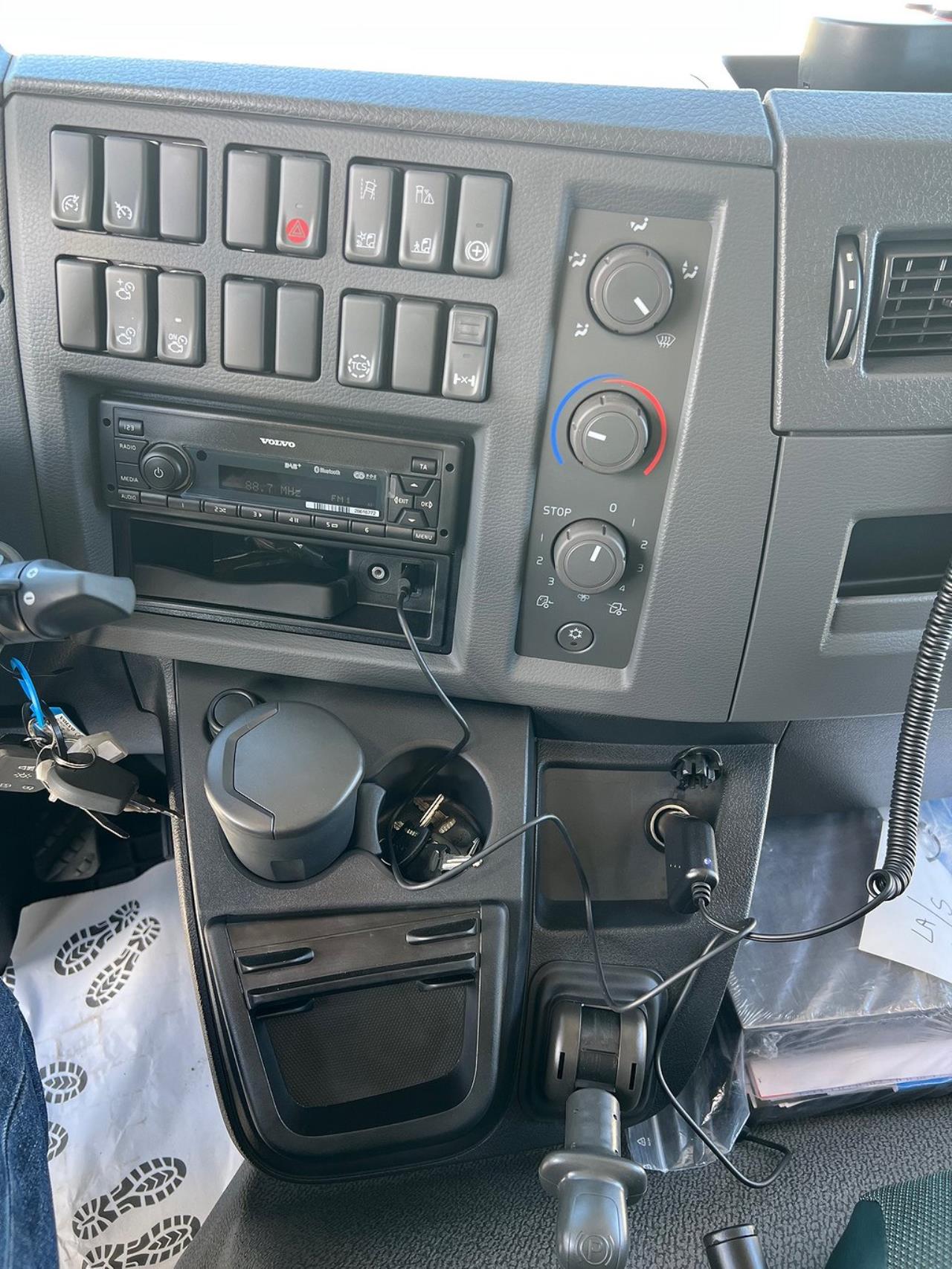 Volvo FL250 4x2 TMA & Kran Skåp & Flak, Bil för Däckservice 2025 - Kran