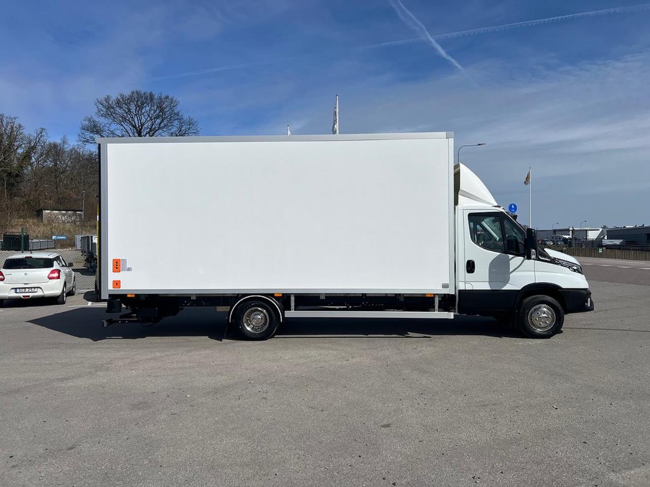 Iveco Daily 72C18 A8 Skåpbil Öppningsbarsida Fullutrustad 2025 - Skåp
