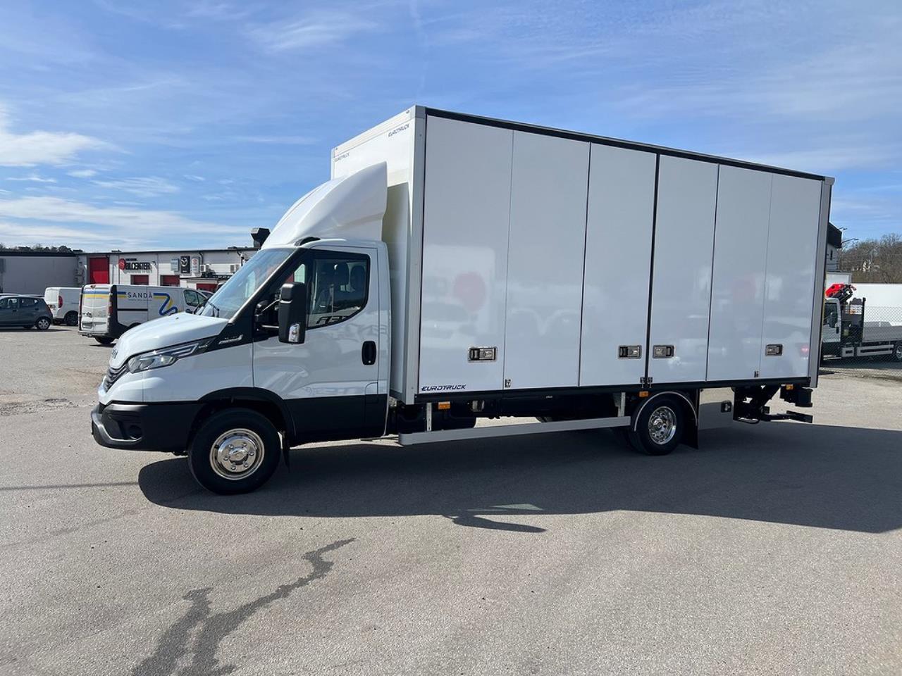 Iveco Daily 72C18 A8 Skåpbil Öppningsbarsida Fullutrustad 2025 - Skåp
