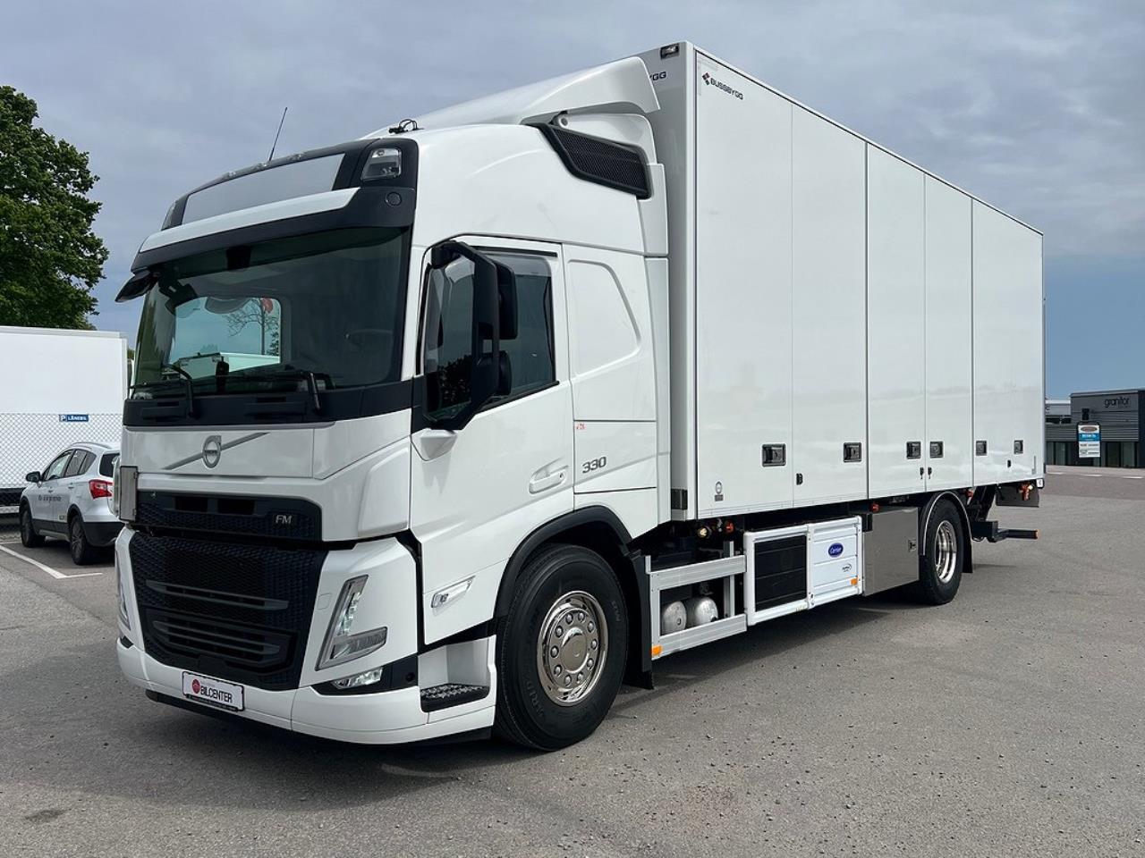 Volvo FM 330 4x2 Kyl/Frysbil 2 Zons Öppningsbarsida Bussbygg 2023 - Skåp isolerat