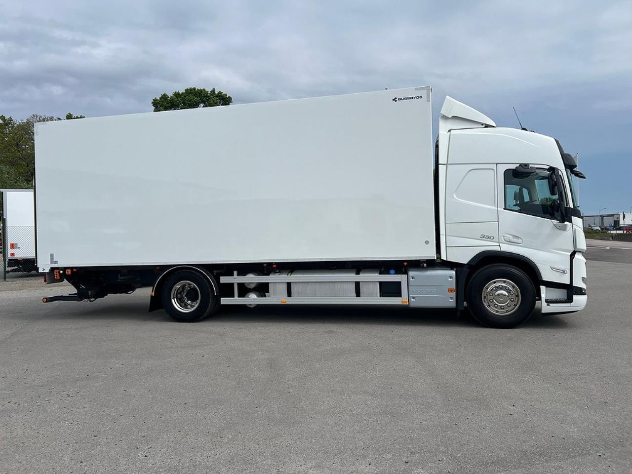 Volvo FM 330 4x2 Kyl/Frysbil 2 Zons Öppningsbarsida Bussbygg 2023 - Skåp isolerat