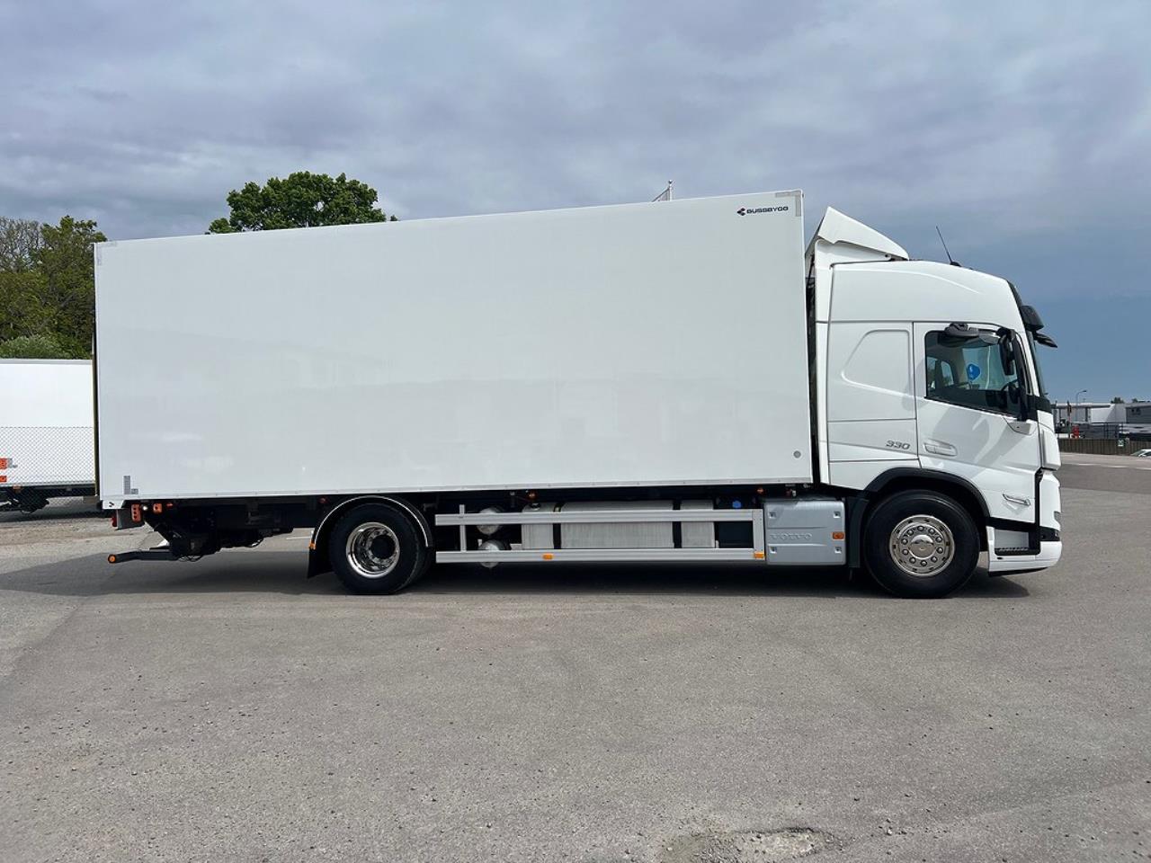 Volvo FM 330 4x2 Kyl/Frysbil 2 Zons Öppningsbarsida Bussbygg 2023 - Skåp isolerat