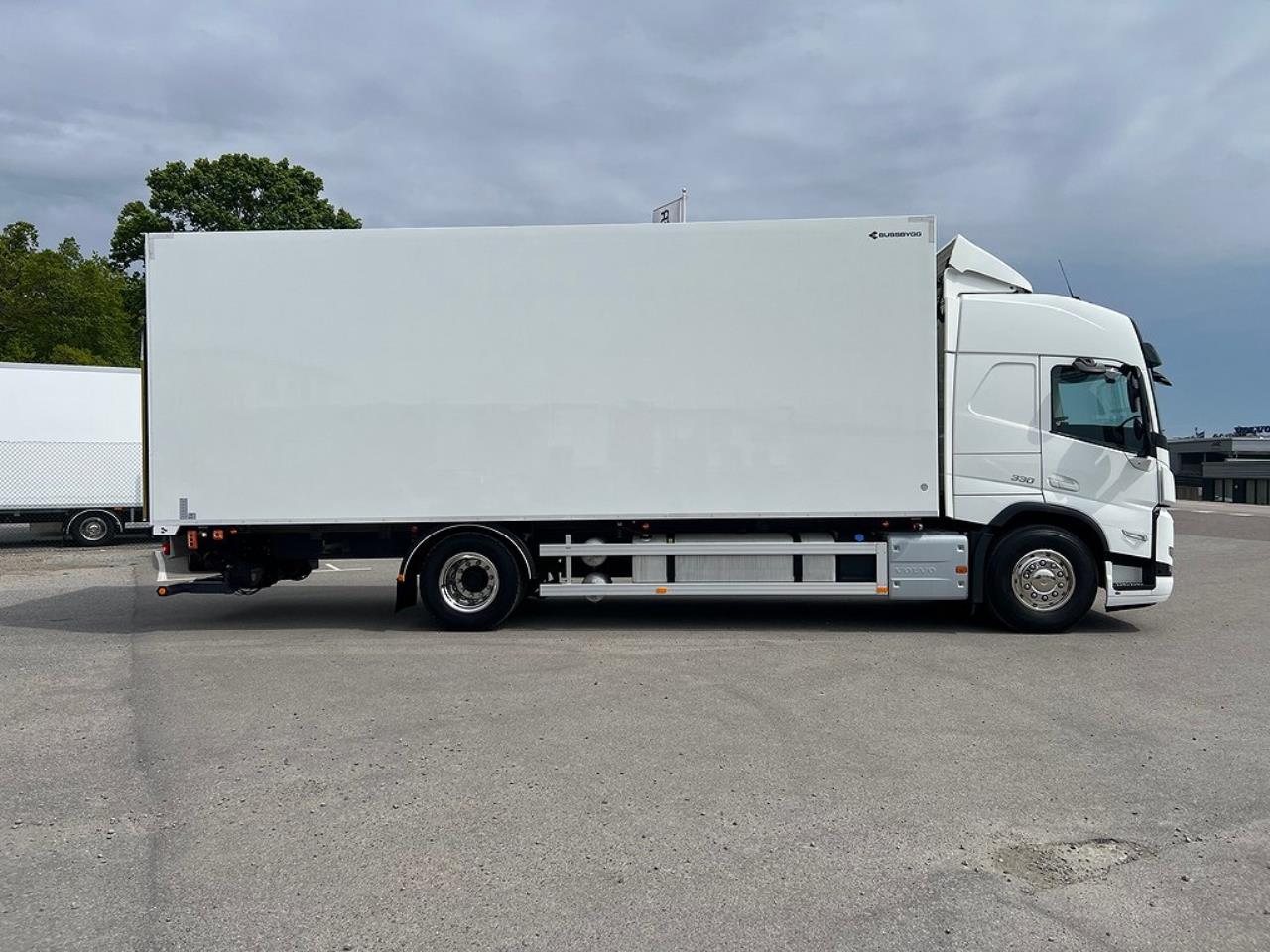 Volvo FM 330 4x2 Kyl/Frysbil 2 Zons Öppningsbarsida Bussbygg 2023 - Skåp isolerat